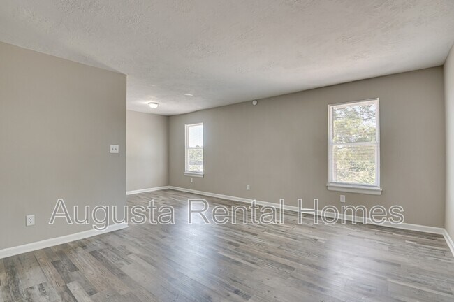 Building Photo - 150 Conifer Dr