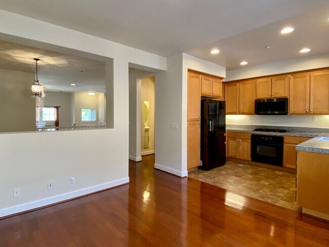 Building Photo - Beautiful 3 Bedroom 2.5 Bath Sunnyvale Vil...