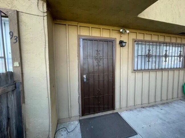 Building Photo - LOCATION & PRIVACY! Spacious 3 br Condo wi...