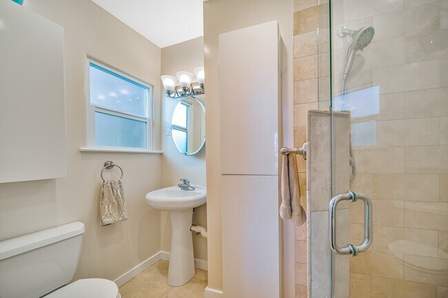 Building Photo - 240 Ashland Ave