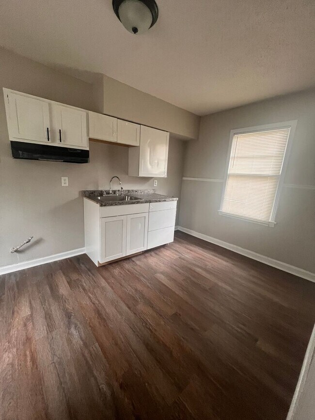 Building Photo - Newly Renovated Unit in Heart of Memphis