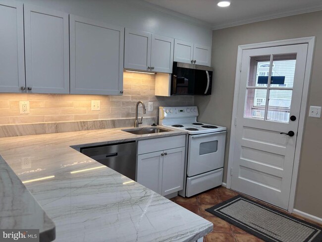 Building Photo - 6194 Riverview Dr