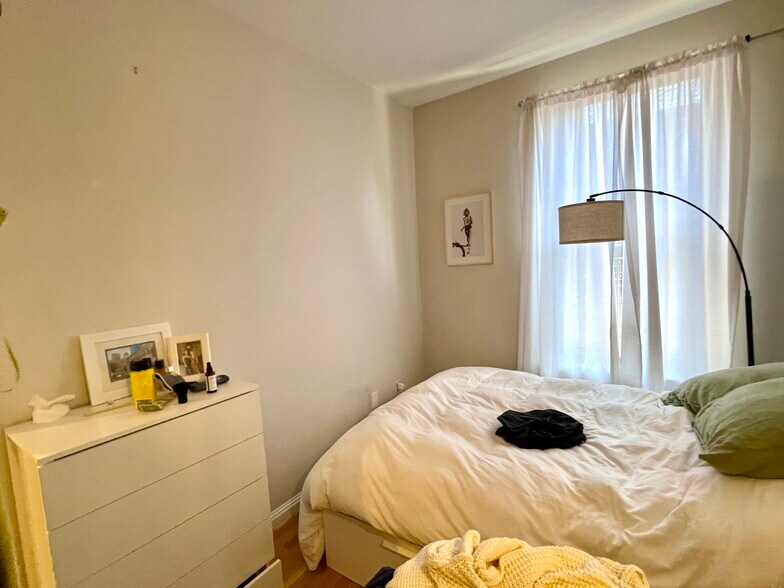 Building Photo - 33 Hanson St