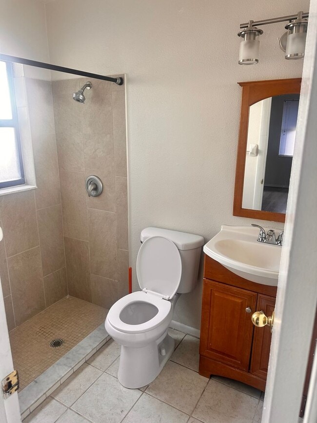 Building Photo - 2/2 Duplex next door to Baldwin Park