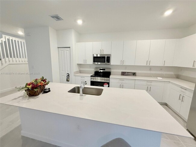 Building Photo - 2760 SE 23rd Ave