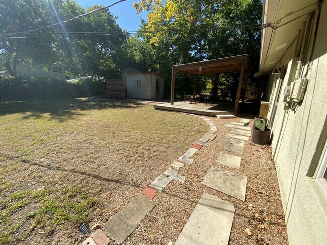 Building Photo - 1415 Bentwood Rd