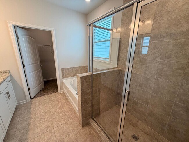 Building Photo - 1/2 Off First Month's Rent! Gorgeous 4 BR 2.5 Bath in Westlawn! Minutes from Veterans Parkway, Sh...