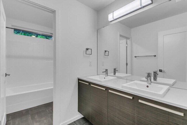 Building Photo - Large luxurious 5 bedroom Home in Renton