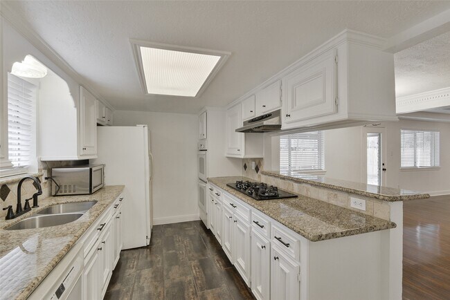 Building Photo - 2075 Little Cedar Dr