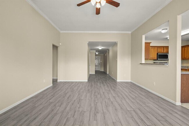 Building Photo - 420 Woodlake Dr