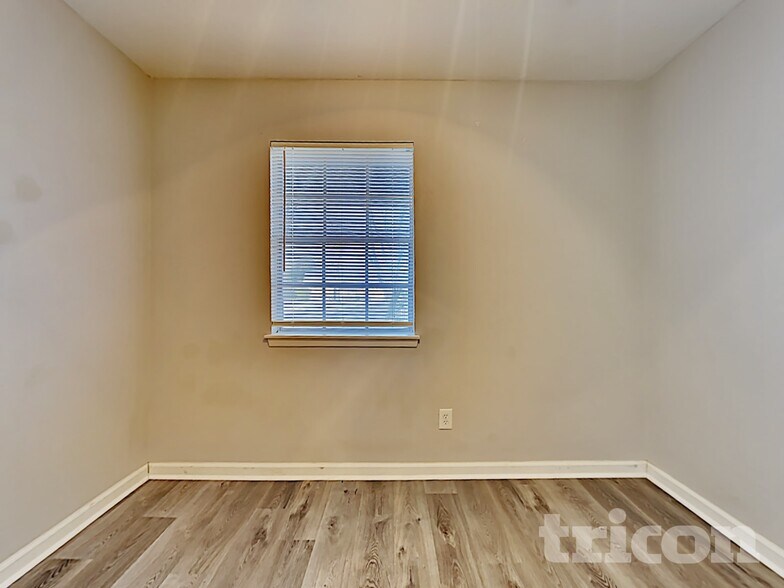 Building Photo - 1803 Westcrest Dr