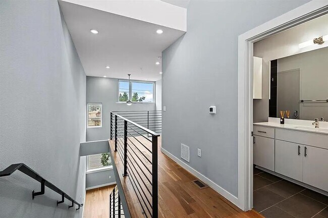 Building Photo - 2002 E 7th St