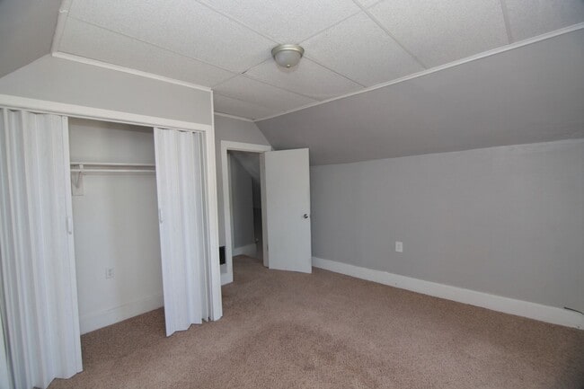 Building Photo - 2 bed 1 bath Moline house!