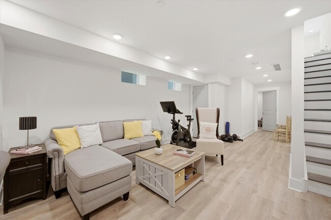 Building Photo - Detached Luxury 4BR/3B Retreat with Skyline Rooftop Deck, Wet Bars, Driveway & Massive Yard