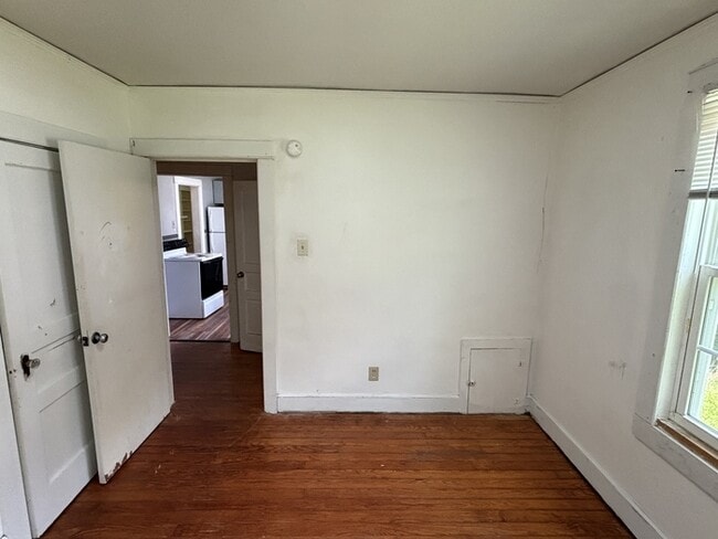 Building Photo - 147 Center St