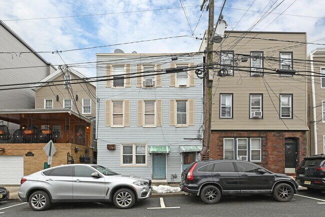 Building Photo - 319 5th St