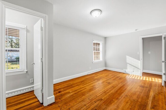 Building Photo - NW - Large Brick Ranch, Updated, Hardwoods, LR, DR, Den, Two Decorative Fire Places, Fenced, Stor...