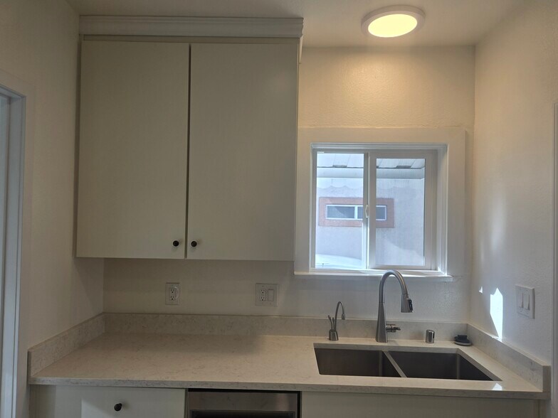 Building Photo - 7216 Waring Ave