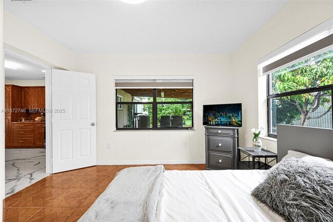 Building Photo - 6840 SW 26th Ct