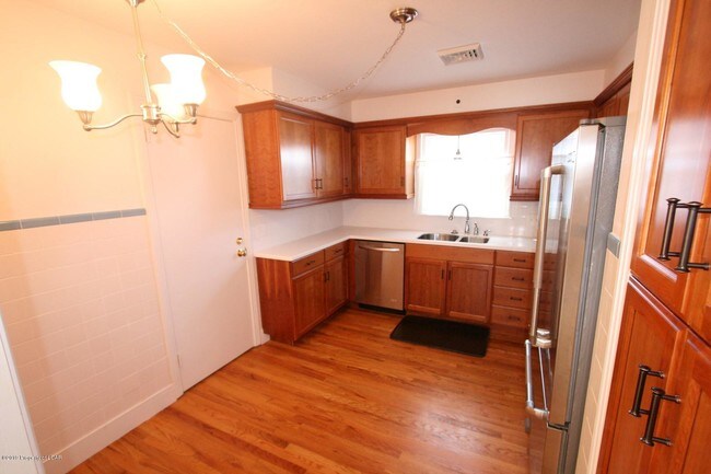 Building Photo - 568 Ford Ave