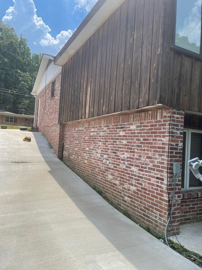 Building Photo - 620 Dyer Cir