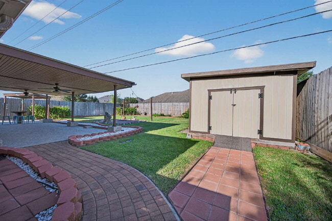 Building Photo - One of a kind home in Katy with large backyard and outdoor Oasis. With nearly 2300 sqft there's p...