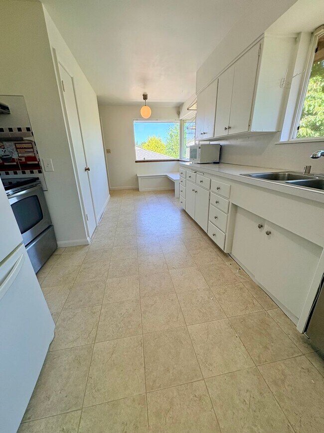 Building Photo - 5 Bed/1.5 Bath Beacon Hill Home with Gorgeous Views!