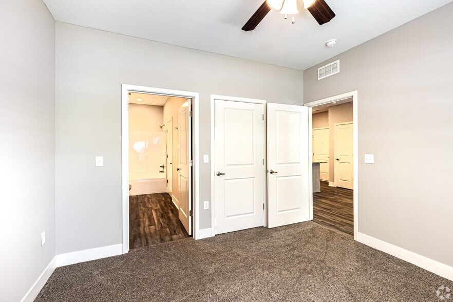 Building Photo - 5620 NE 80th Ter