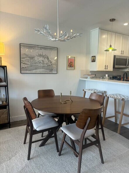 Building Photo - 11645 Montana Ave