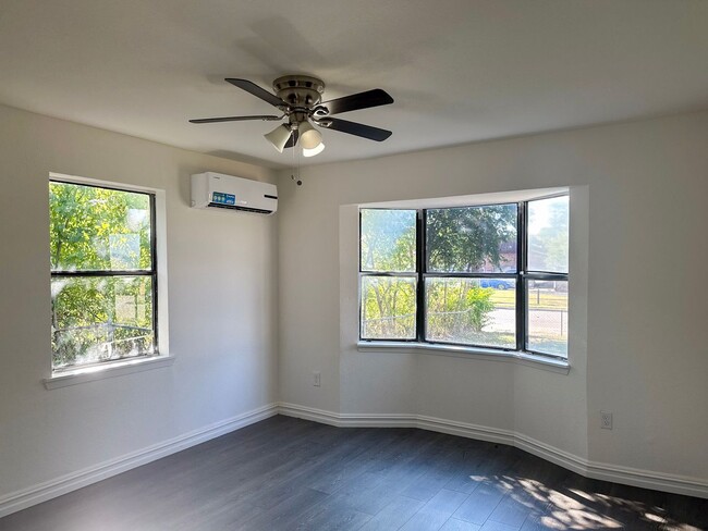 Building Photo - 3 bedroom / 2 bath