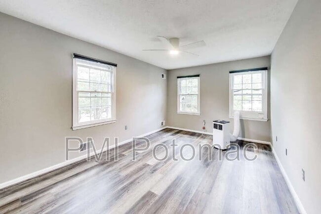 Building Photo - 1718 Crestview Dr