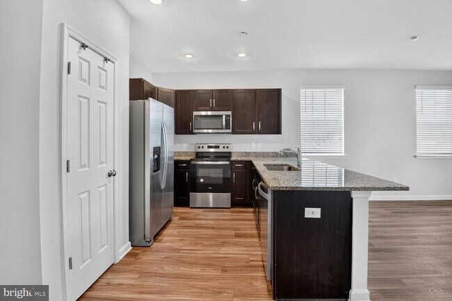 Building Photo - 184 College Dr