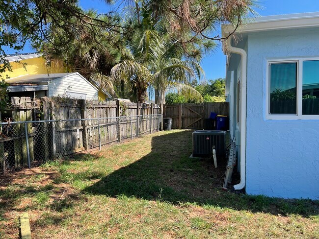 And extra side yard as well - 7669 SE James St