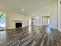 Building Photo - AVAILABLE NOW! Recently Renovated 2 Bed / ...