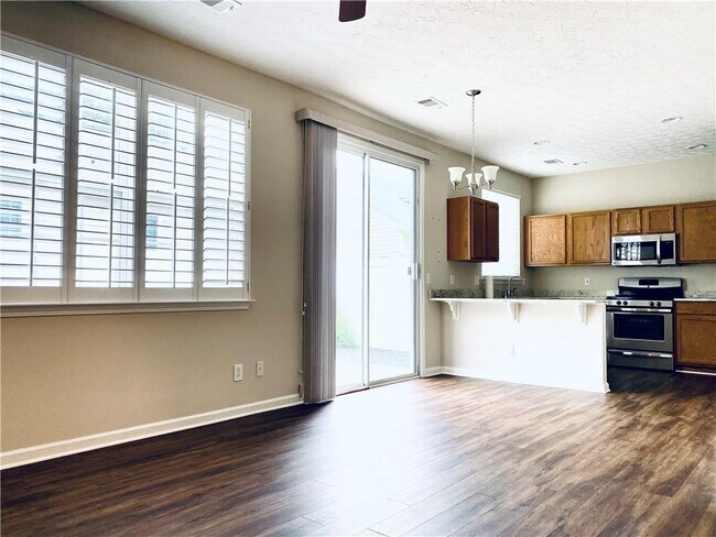 Building Photo - 645 W Oaks Dr