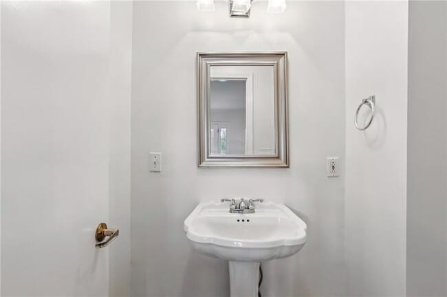 Building Photo - 2581 Sharondale Dr NE