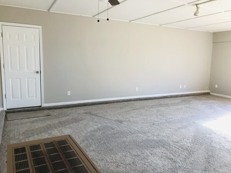 Den - 9225 Amos Rd