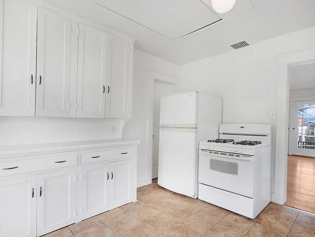 Building Photo - 1044 Manzanita St