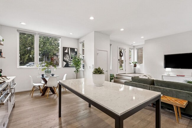Building Photo - Judkin Parks Townhome