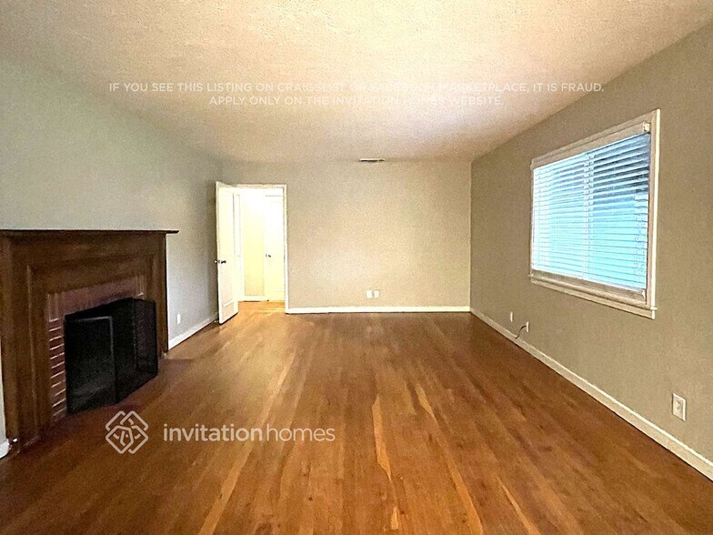 Building Photo - 2305 Carlsbad Ave