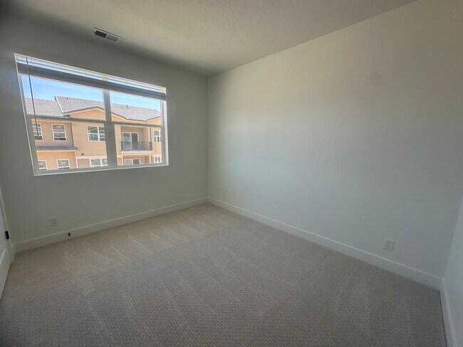 Building Photo - Luxury 3 bedroom Condo in Desert Color!