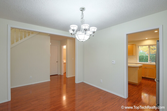 Building Photo - Beautiful 4 Bedrm* 2.5 Bath* Single Family...