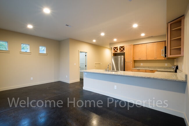 Building Photo - 72 NE Hadley Way