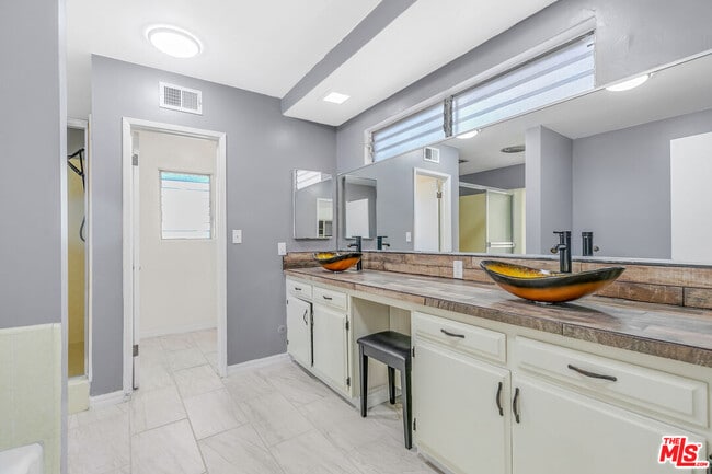 Building Photo - 1530 Valley View Rd