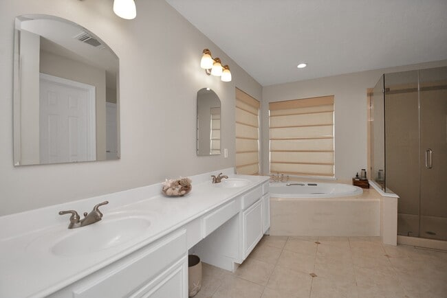 Building Photo - 2322 Lord Nelson Dr