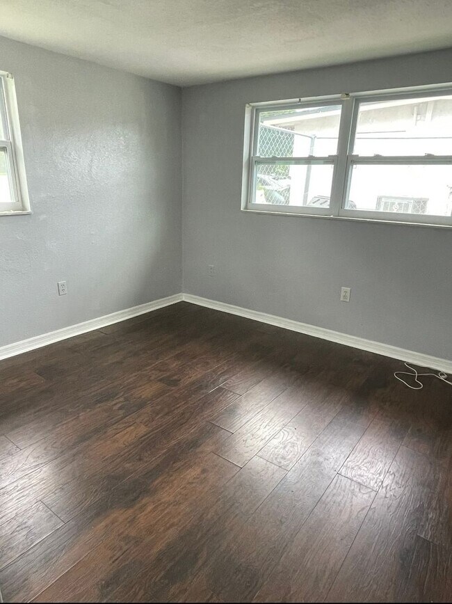 Building Photo - 2/1 Close to Downtown New Port Richey