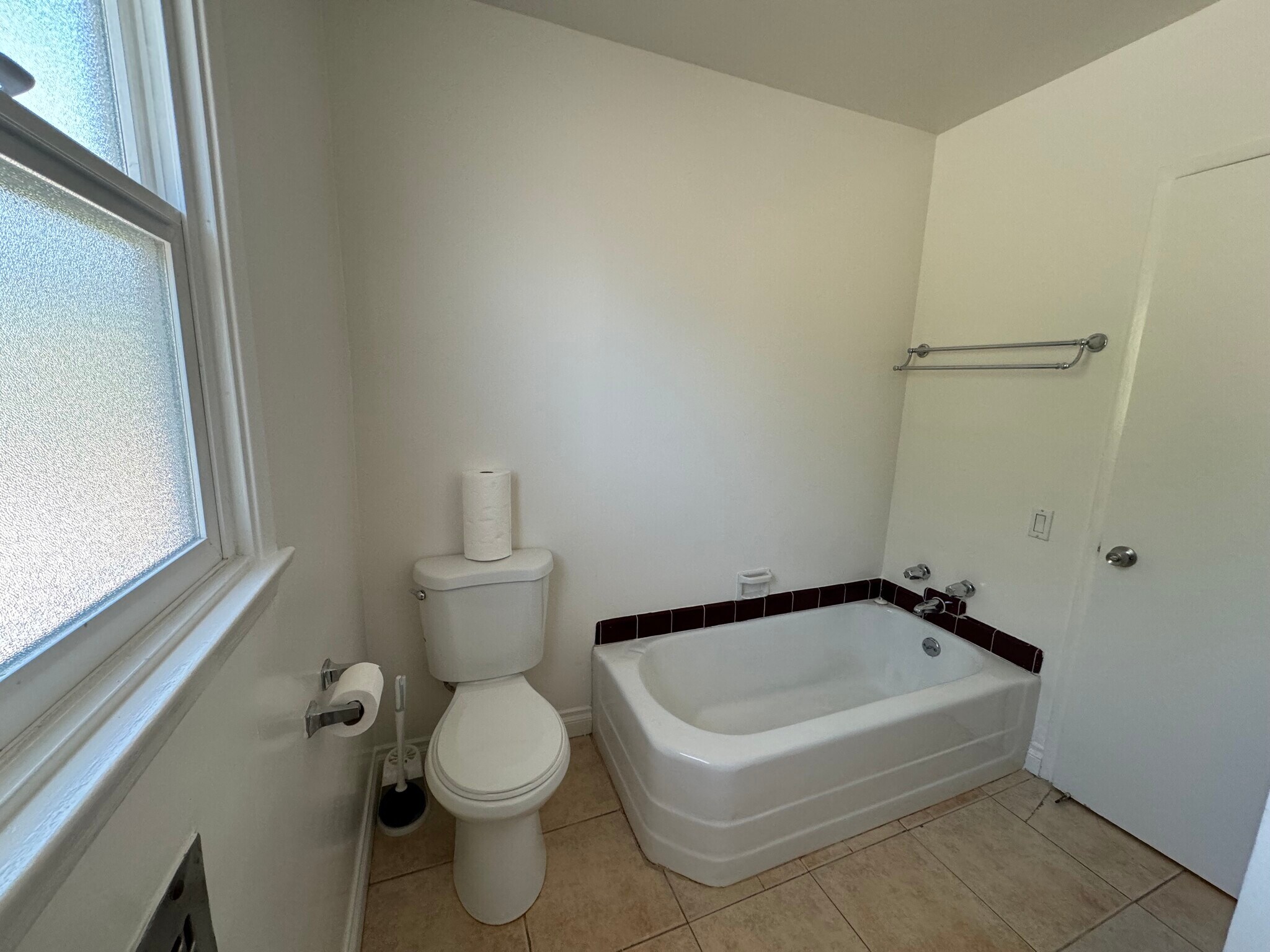 Bathtub - 11641 National Blvd