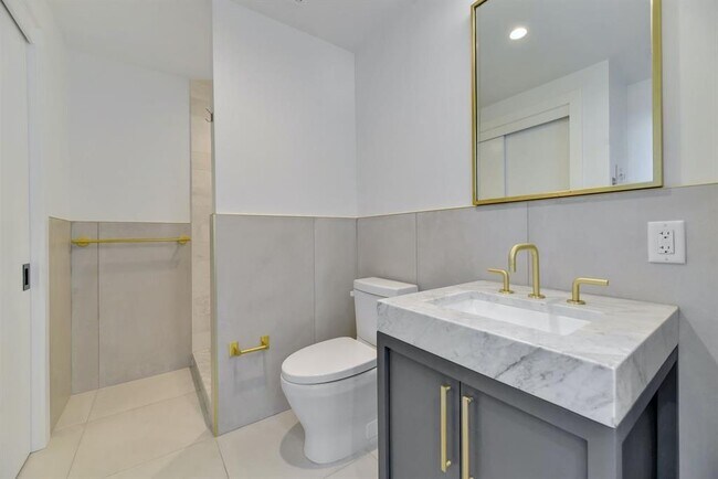 Building Photo - 70 Rainey St