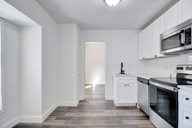 Building Photo - 3 bed 2 bath