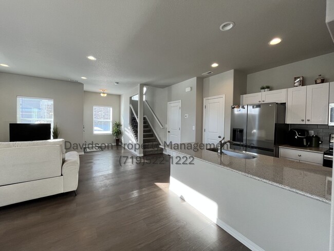 Building Photo - Stunning Townhouse Located in Northeast Co...